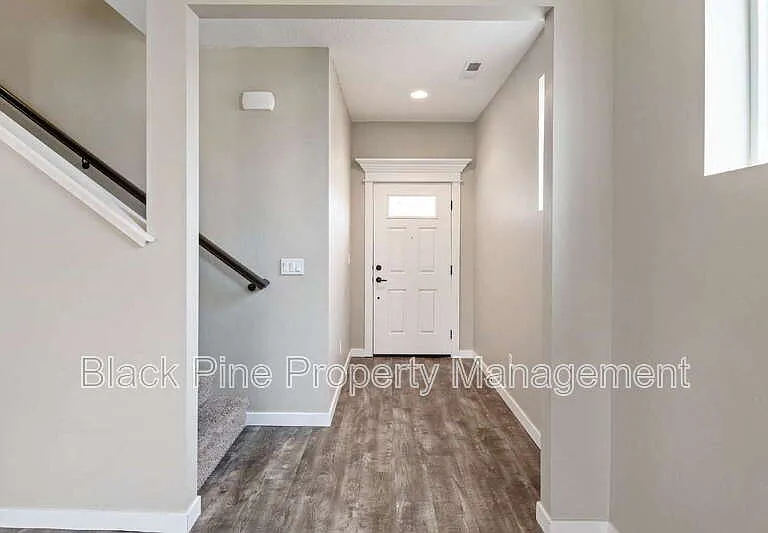 1873 N Justin Ave — Photo 5