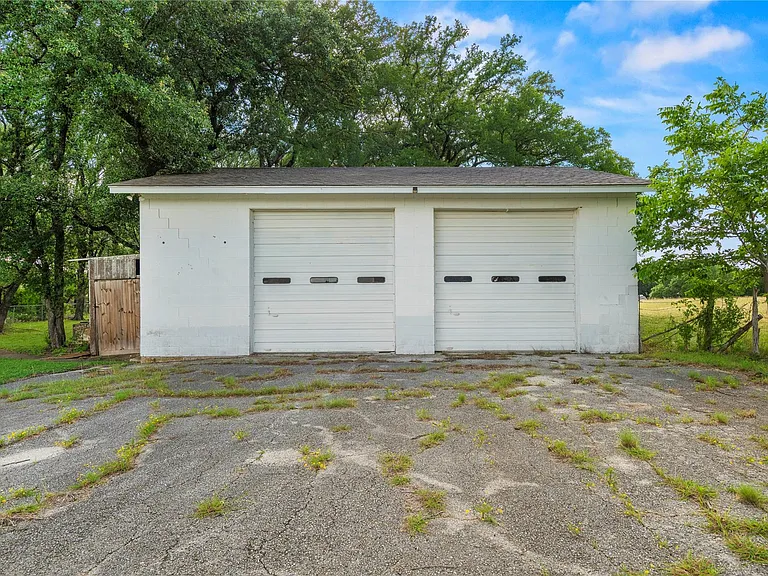 700 Shanklin Rd — Photo 37