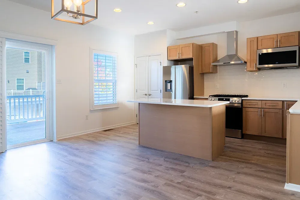 3 bed, 2.5 bath, 1850 sqft, $3,150 — Photo 2
