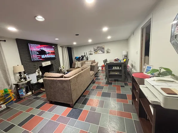 27 Deer Ln #1, Hicksville, NY 11801