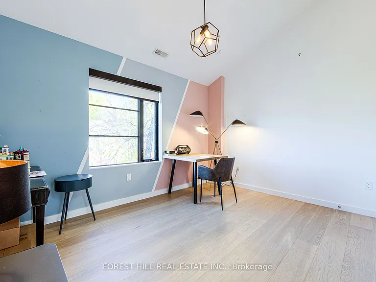 257 Manor Rd E — Photo 35
