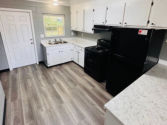 4th image of 321 Geneva Hwy #4