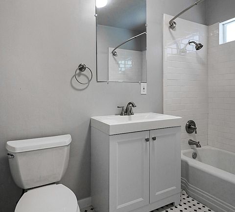 4th image of 467 Normandie Pl