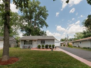 2 Sparrow Rd, Carpentersville, IL 60110