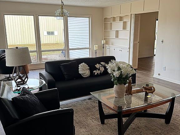 4th image of 1090 Lakeside Dr