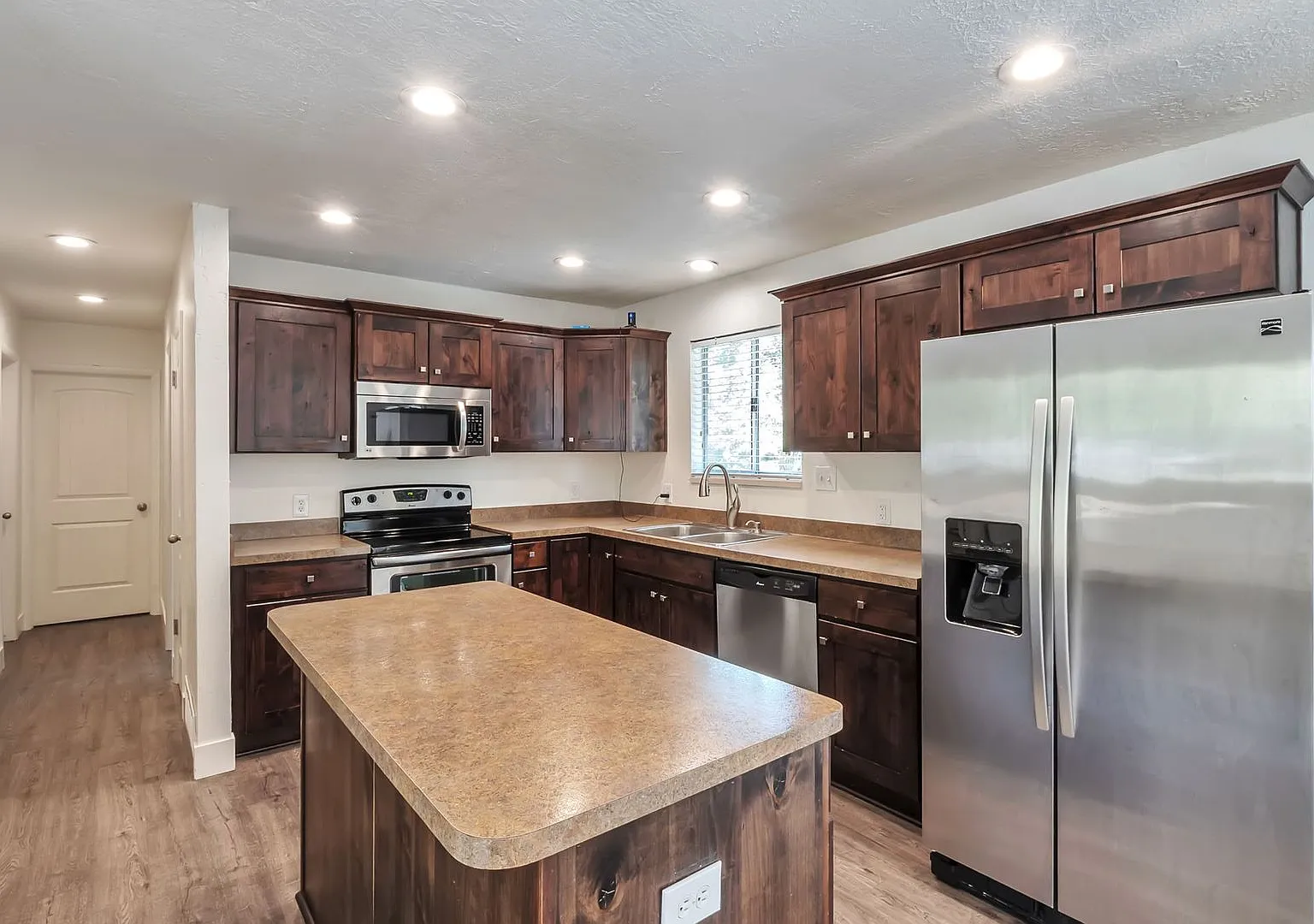 Remodeled 6 beds, 2 car garage!! — Photo 4
