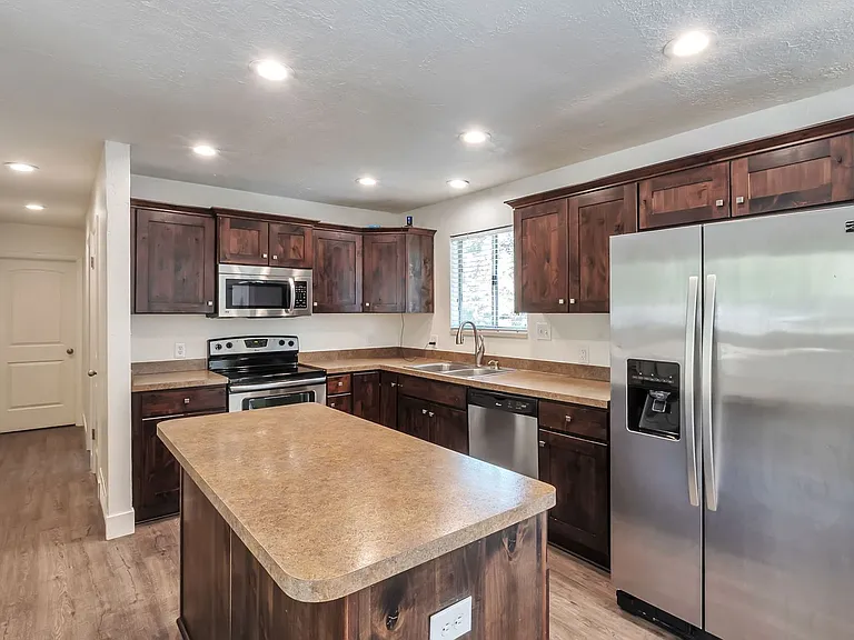 2151 W 300 N — Photo 4