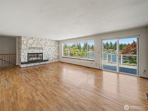 3rd image of 2321 185th Avenue E