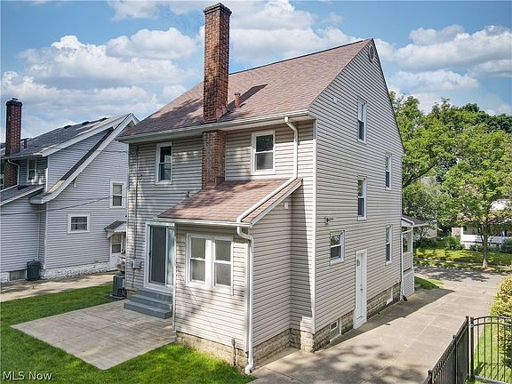 2nd image of 1471 Redwood Ave