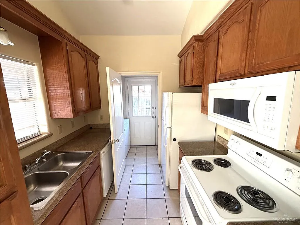 2 bed, 3.0 bath, 1122 sqft, $975 — Photo 2