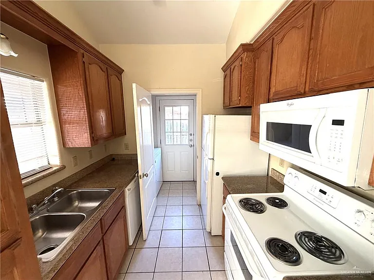 1811 Aruba Dr — Photo 2