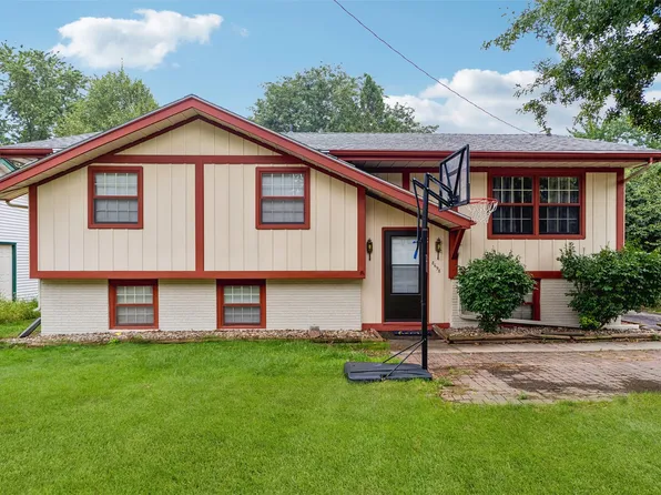 8698 Franklin Ave, Clive, IA 50325