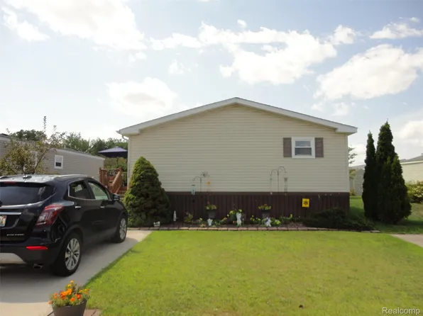 17826 Dennis St, Brownstown, MI 48174