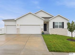11610 Sunburst Dr, Papillion, NE 68046