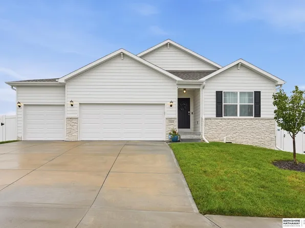 11610 Sunburst Dr, Papillion, NE 68046