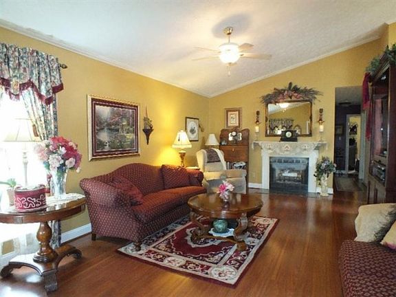 3rd image of 837 Walton Ct