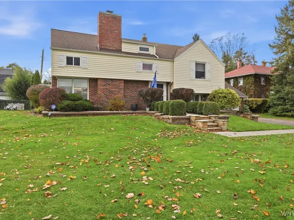 11 Cloister Ct, Amherst, NY 14226