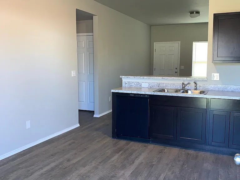 738 W Lola Dr — Photo 3