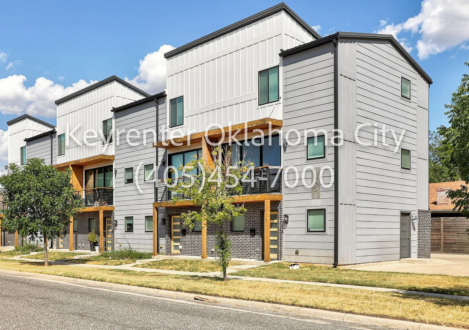 Gorgeous 2BD/2BTH Luxury Apartment in the Heart of the Plaza and Paseo District — Photo 3