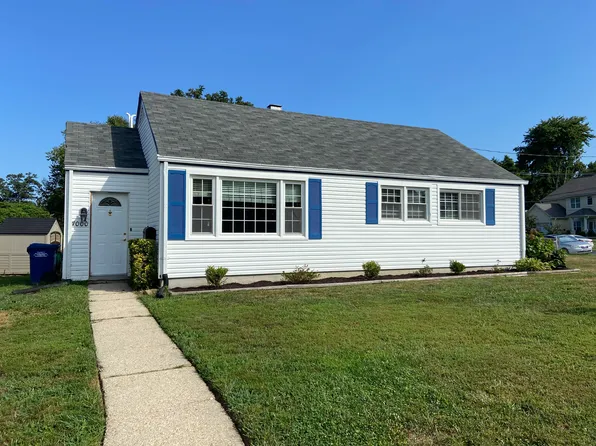7000 S Kenfig Dr, Falls Church, VA 22042