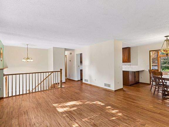 3rd image of 818 Pine Tree Trl