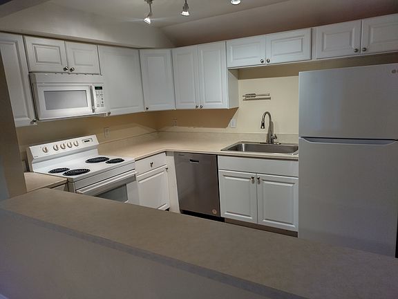 2nd image of 889 Park Lake Cir
