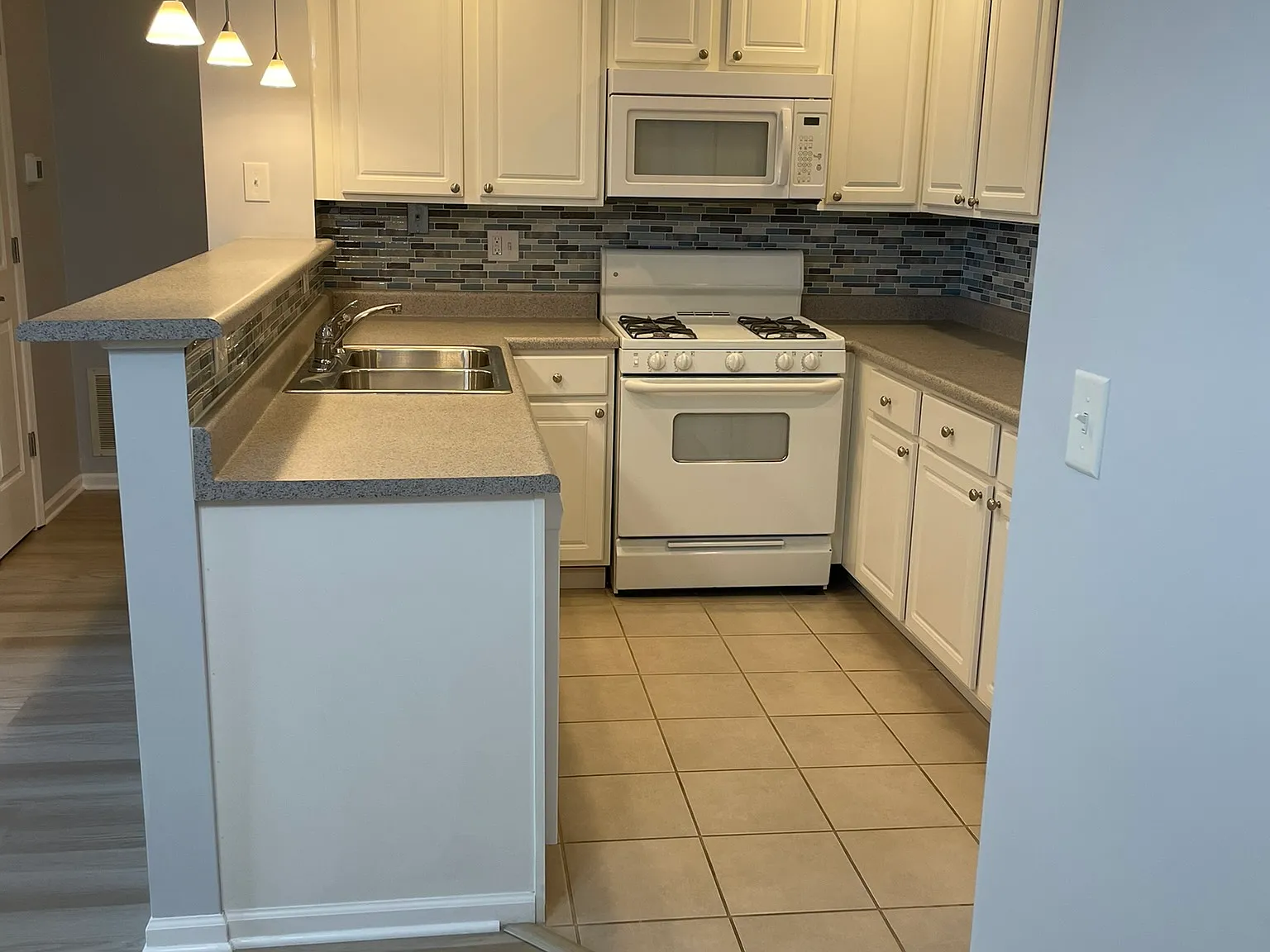 2750 Greystone Dr — Photo 3