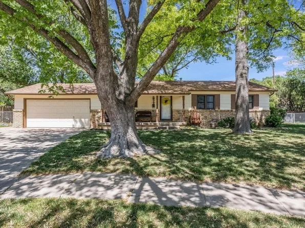 9328 W Briarwood Ct, Wichita, KS 67212