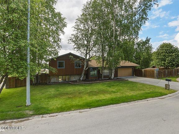 3rd image of 3708 Tree Cir