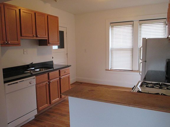 3rd image of 921-29 W Oakdale Ave #925-1F