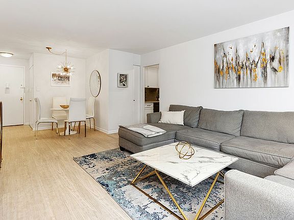 3rd image of 201 W 70th St APT 3G