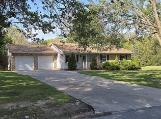 826 Iris Ln, Du Quoin, IL 62832