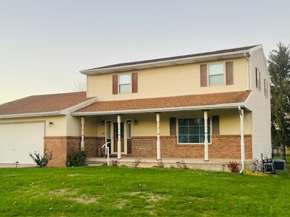 345 E Seven Pines Dr, El Paso, IL 61738