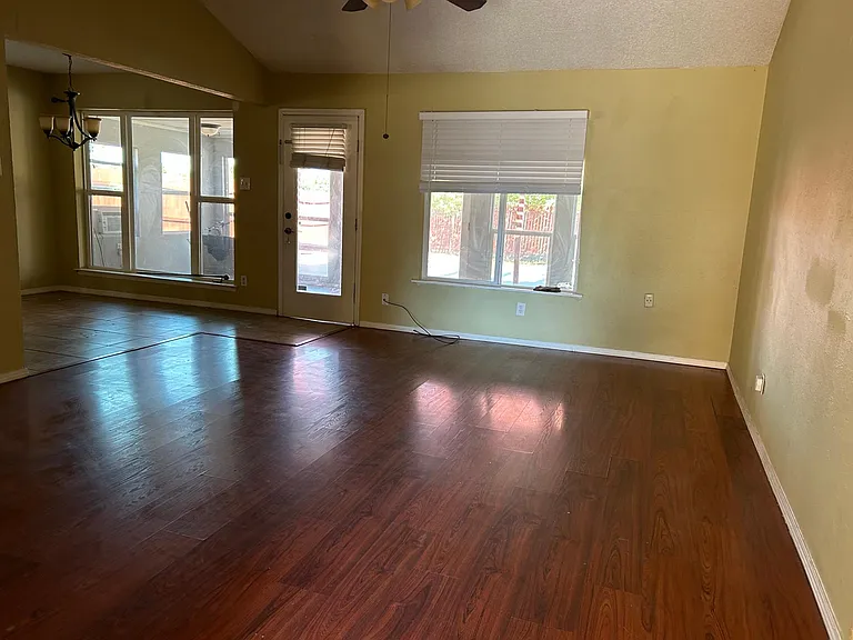 1112 Park Center Ct — Photo 2