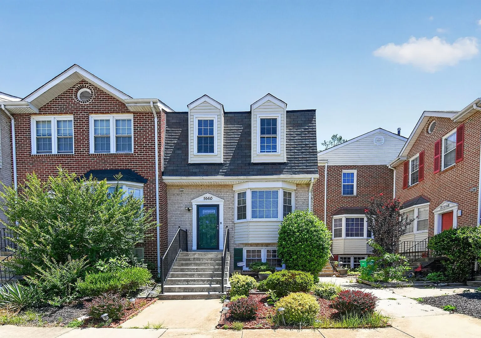 Welcome home to this light-filled, updated 4Bd/3.5Bth brick TH nestled in the sought-after Boniwo... — Photo 1