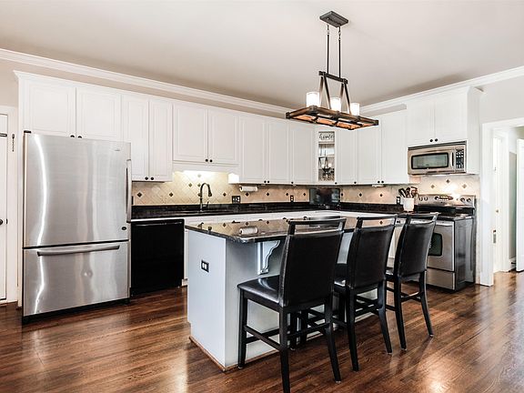 3rd image of 3786 Carisbrooke Dr