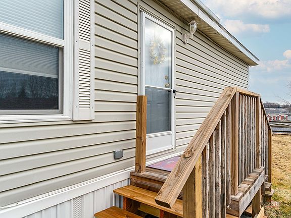 2nd image of 600 Hillcrest Ln