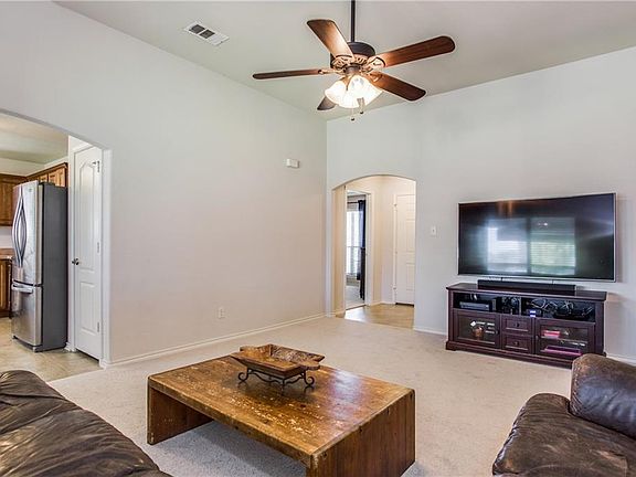 5th image of 933 Westfield Dr