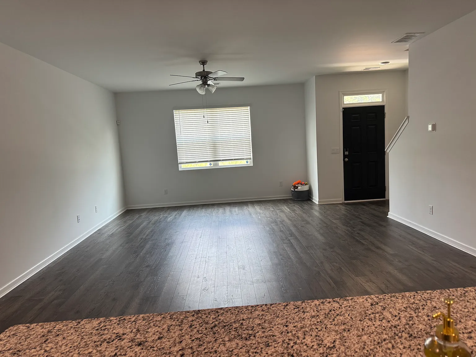 3 bed, 2.5 bath, 2000 sqft, $2,550 — Photo 3