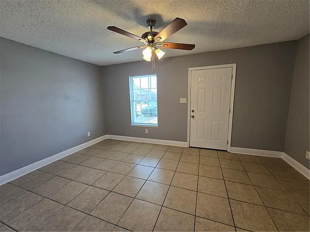 2 bed, 1.5 bath, 900 sqft, $1,400 — Photo 4