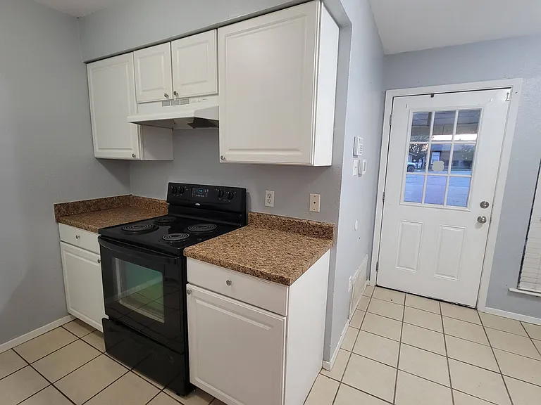1213 Elm Ct — Photo 3