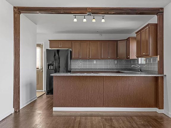 3rd image of 1710 Jennings Ln