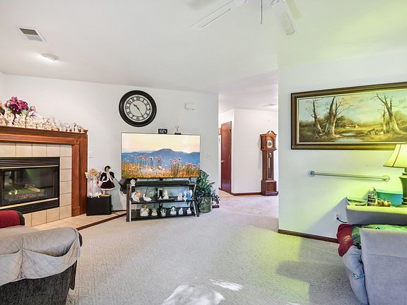3rd image of 100 Oxford Ln #100