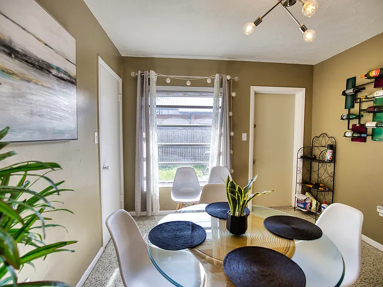 Villa Franca Ave — Photo 11