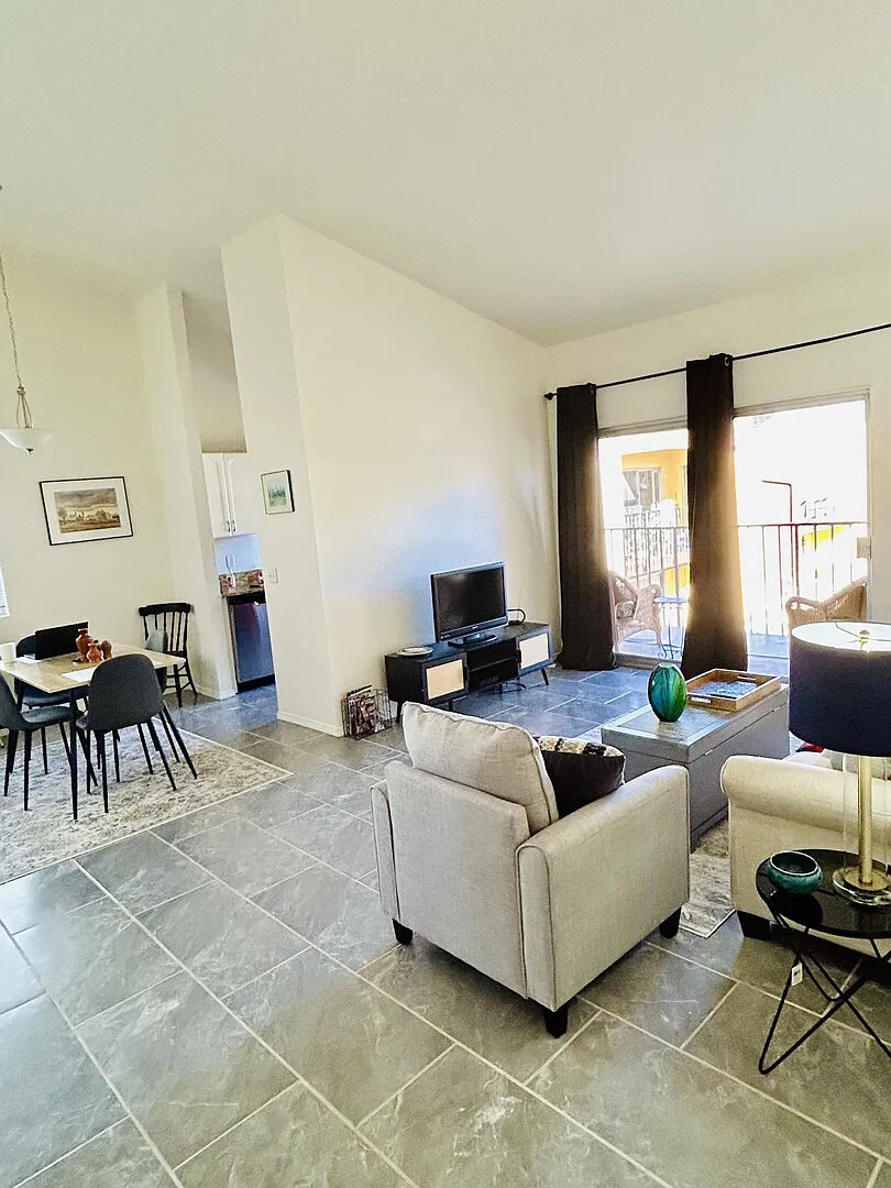 Spacious Condo with Balcony and Views of the Mountains — Photo 2