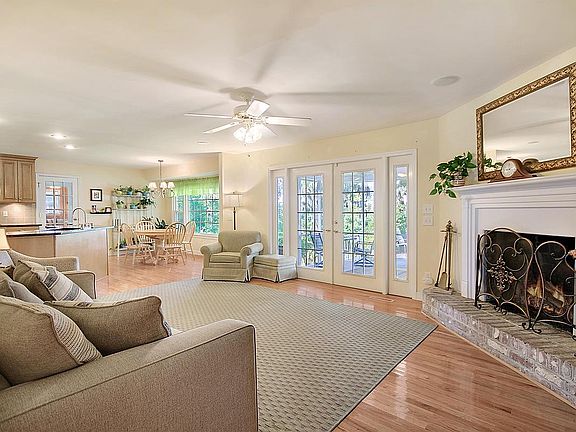 4th image of 324 Fairington Dr