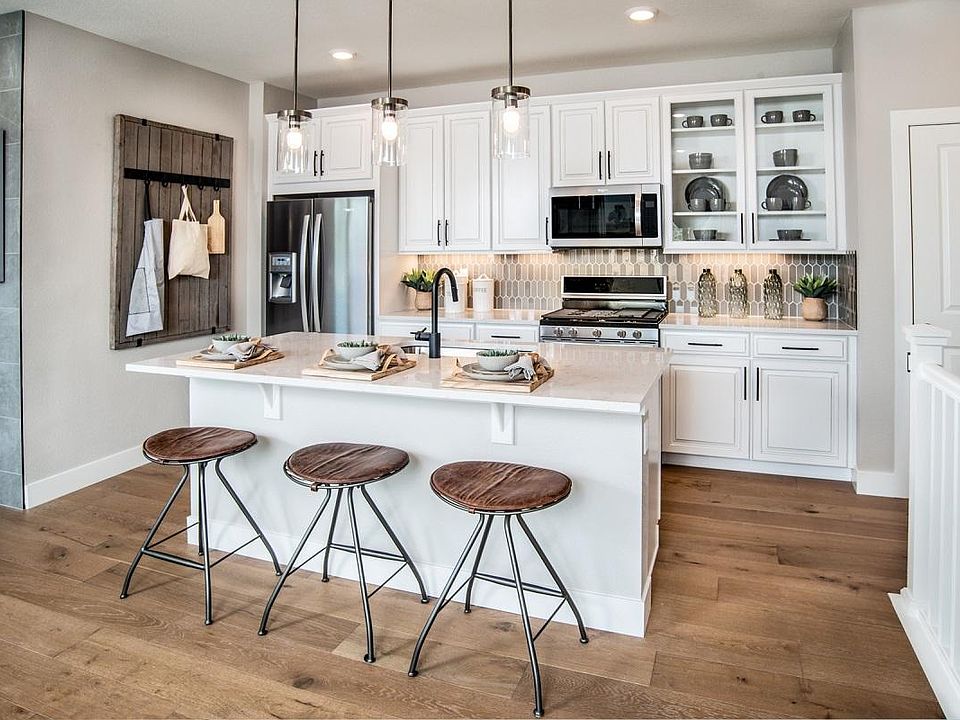 Upgraded kitchen with stainless steel appliances