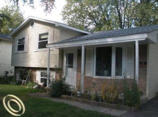 4046 Parkway Rd, Waterford, MI 48328