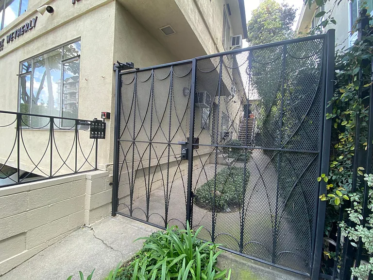 122 N Wetherly Dr — Photo 18