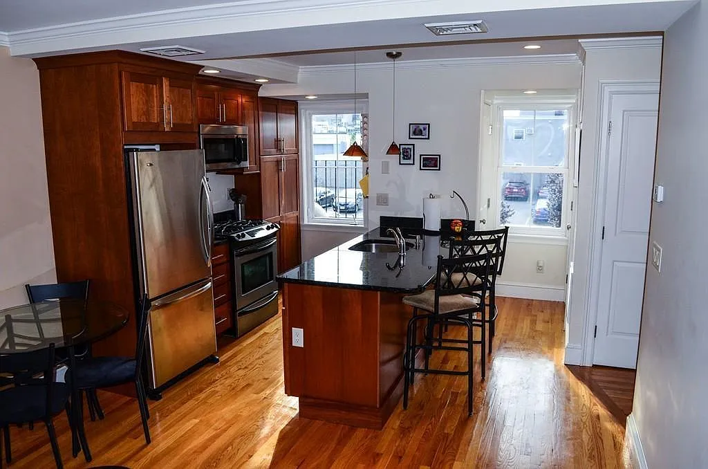 2 bed, 659 sqft, $3,300 — Photo 2